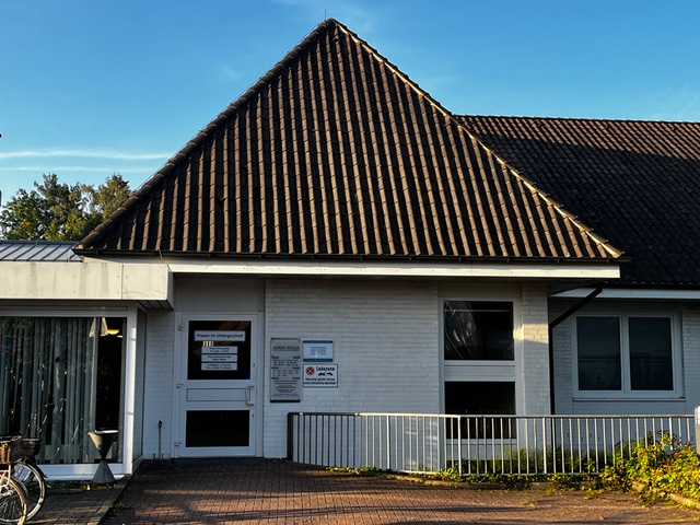 Eingang zur Praxis an der Orthoklinik Lüneburg, Ginsterweg 5